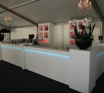 U Lounge bar wit 6,2 x 3,2 m + 2 x achterkast