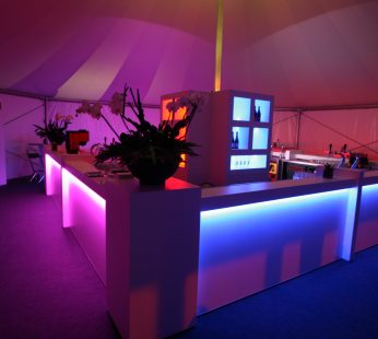 Lounge Eilandbar wit 6,2×6,2 m + 4 x achterkast