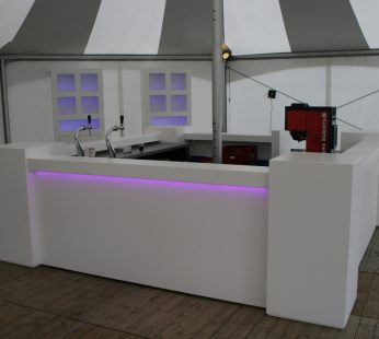 Lounge Eilandbar wit 3,6×3,6 m + 2 x achterkast