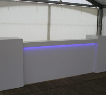 Welkomstbalie wit lounge 2,7 meter met breed hoekblok