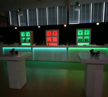 Lounge rechte bar wit 8,8 m + 3 x achterkast
